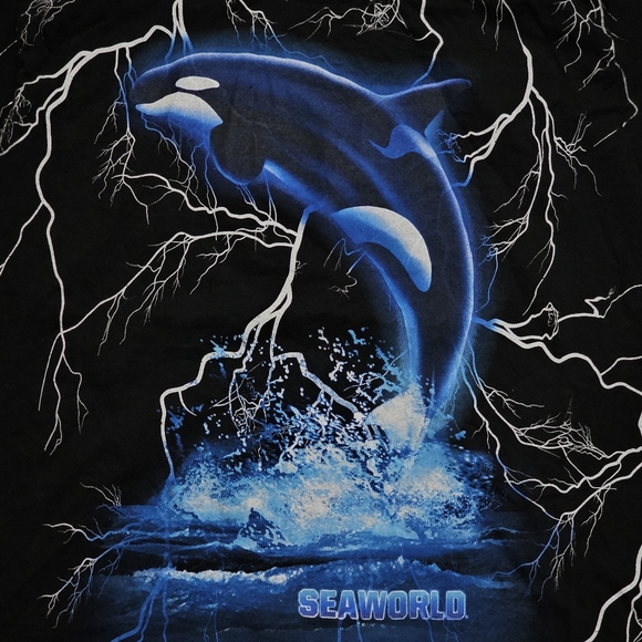 Seaworld Shamu Killer Whale Orca Lightning Graphics AOP Black T-Shirt Men Large - Picture 2 of 4